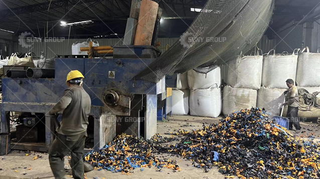 Customer processing pipe single shaft shredder site