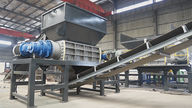 Heavy-duty dual-shaft shredder shreds car shell