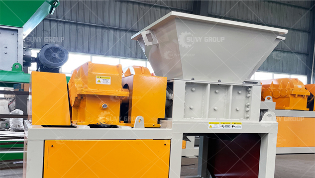 400kg/h mini double shaft shredder in Indonesia